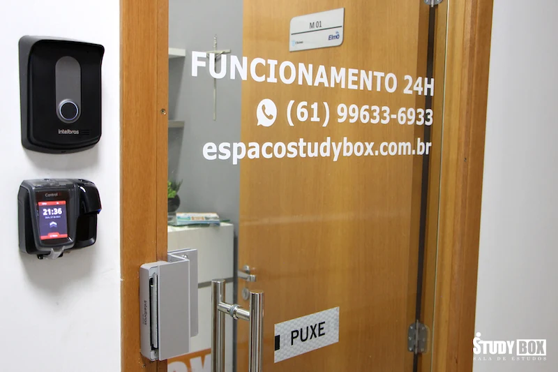 Porta de entrada com leitor biométrico e aviso de funcionamento 24h