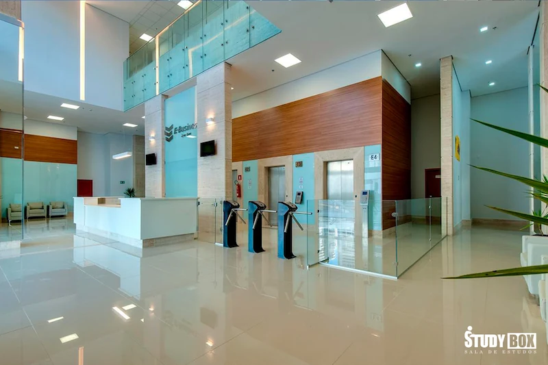 Lobby do edifício com catracas de acesso
