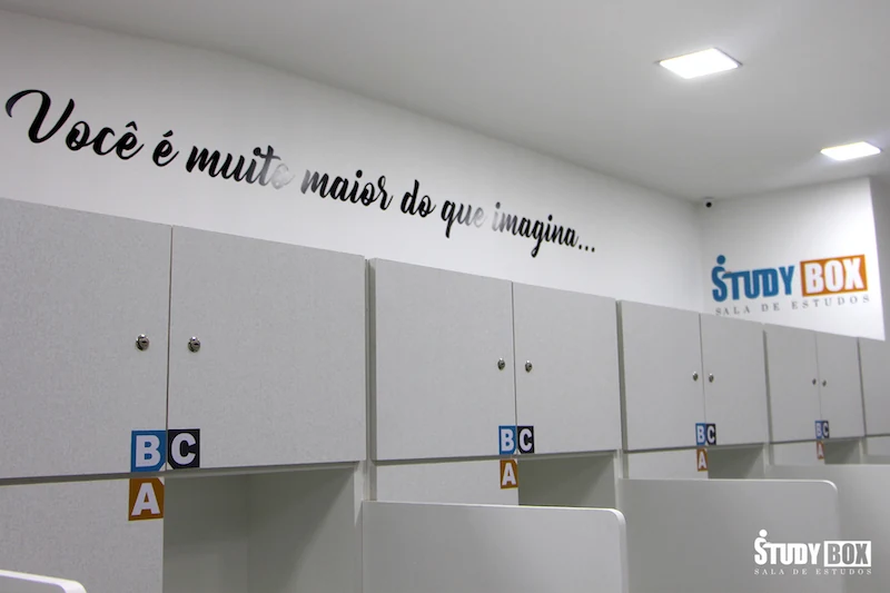 Parede da sala de estudos com a frase: você é muito maior do que imagina